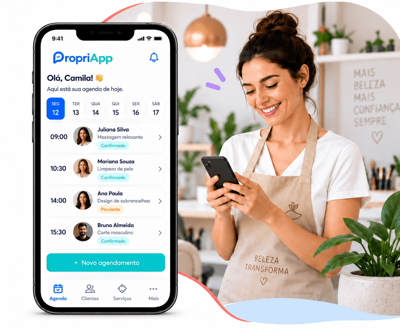 Profissional usando o PropriApp no celular
